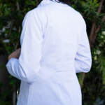 Vue de dos de la blouse médicale femme col officier Medicabee