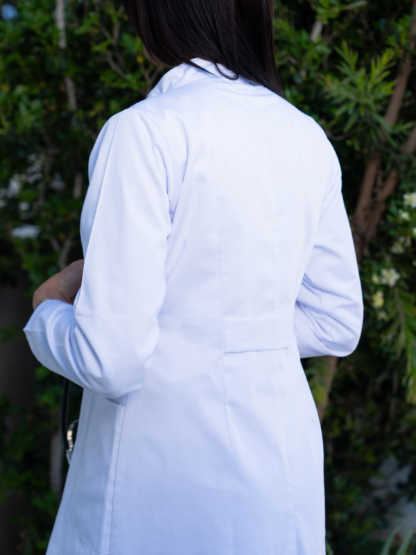 Vue de dos de la blouse médicale femme col officier Medicabee