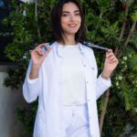 Blouse médicale femme col officier blanche Medicabee, vue de face 2