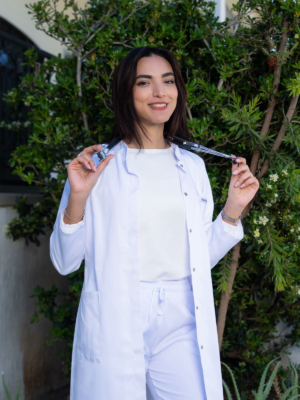 Blouse médicale femme col officier blanche Medicabee, vue de face 2