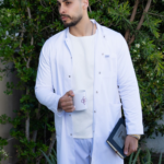 blouse médicale homme col officier blanche Medicabee vue de face