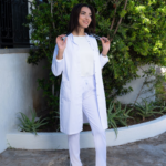 Blouse médicale col officier femme portée par une professionnelle de santé