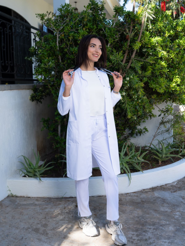 Blouse médicale col officier femme portée par une professionnelle de santé