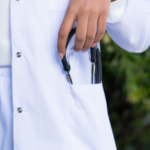 Détail de la poche lateralle structuré de la Blouse 2.0 Medicabee
