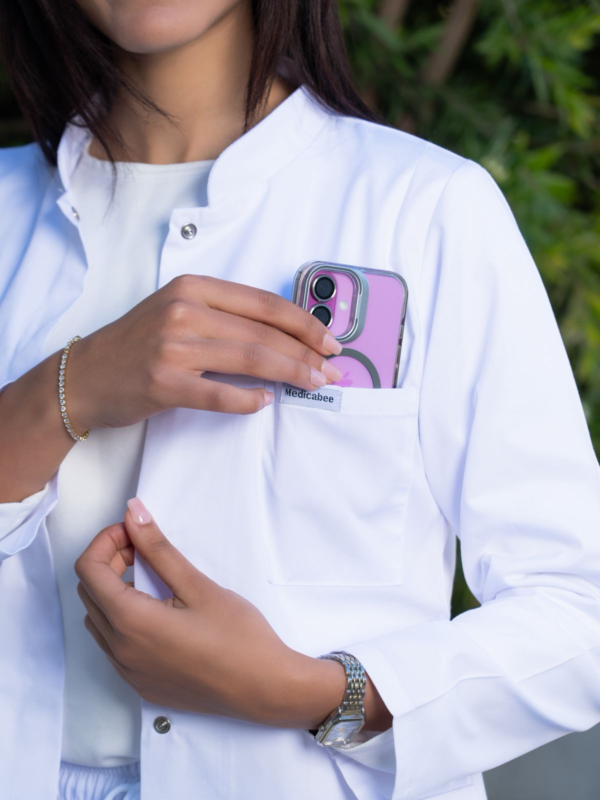 Détail de la poche côté cœur structuré de la Blouse 2.0 Medicabee